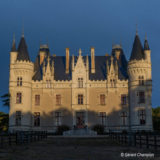 Photos de La Baronnière au soleil couchant : la façade est du château