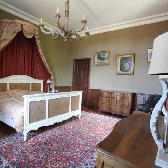 Photos du château de La Baronnière : la chambre des parents et sa salle de bains