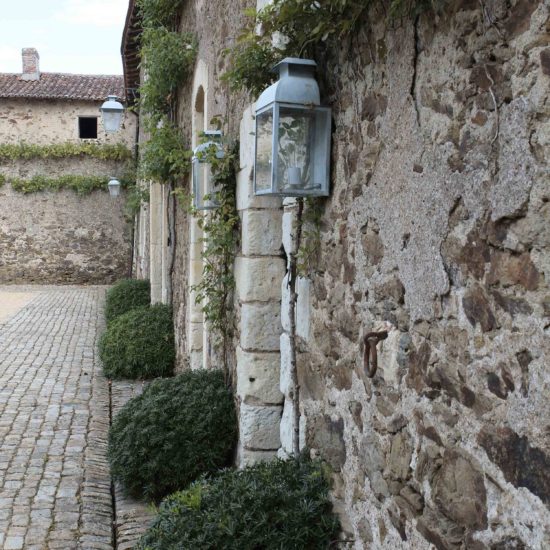 Photos de La Baronnière : pavés et lanternes sur la façade est de la cour carrée XVIIè