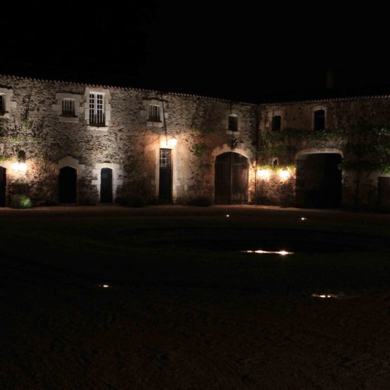 Photos de La Baronnière : la façade ouest de la cour carrée, de nuit