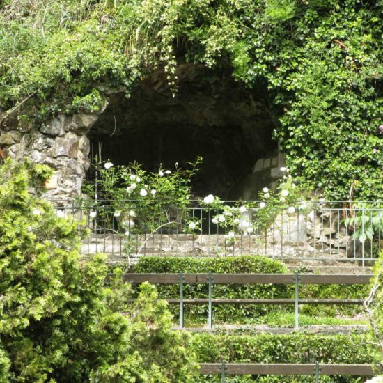 Photos de La Baronnière : la grotte de Courossé sert encore pour des messes