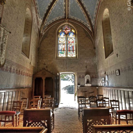 Photos de La Baronnière : la nef néogothique de la chapelle