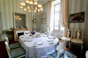 Photos du château de La Baronnière : petit-déjeuner dans la petite salle à manger