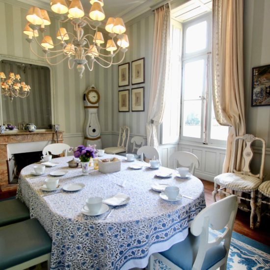 Photos du château de La Baronnière : petit-déjeuner dans la petite salle à manger