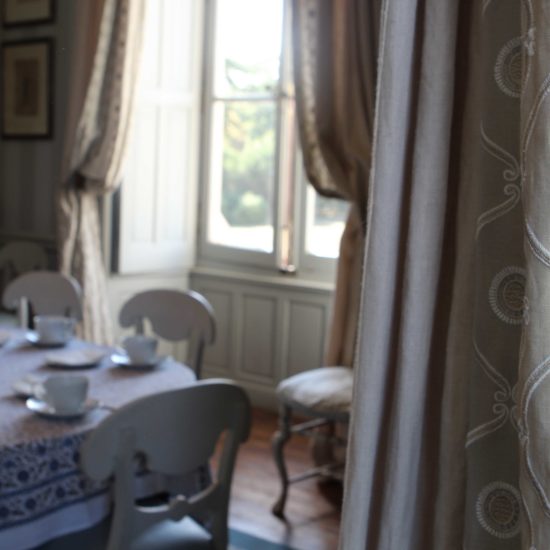 Photos du château de La Baronnière : détail des rideaux de la petite salle à manger