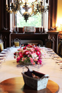 Photos de La Baronnière : décoration florale dans la salle à manger du château