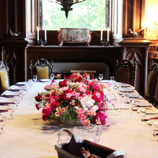 Photos de La Baronnière : décoration florale dans la salle à manger du château