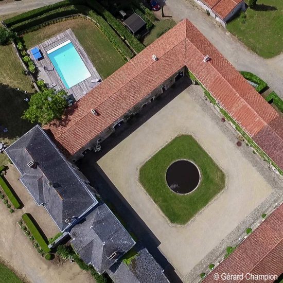Photos de La Baronnière : vue aérienne de la piscine, de l'Orangerie et de la cour carrée
