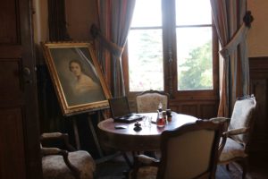 Photo de La Baronnière : la table de jeux du grand salon du château