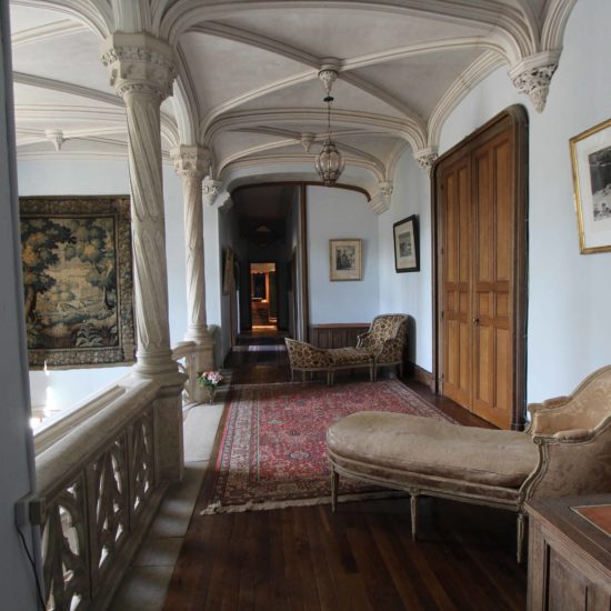 Photos du château de La Baronnière : le couloir du premier étage avec les méridiennes