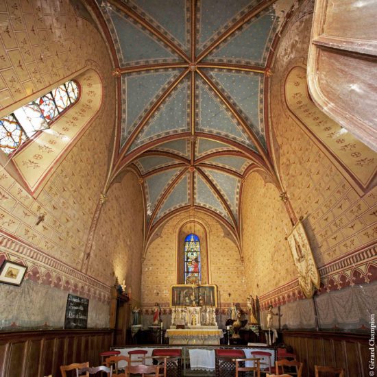 Photos de La Baronnière : le décor néogothique de la chapelle XIXème
