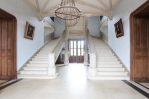 Photos de La Baronnière : le grand escalier du château est classé Monument historique
