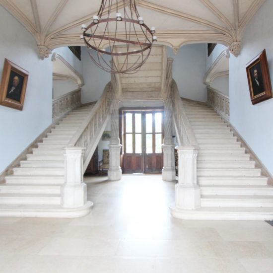 Photos de La Baronnière : le grand escalier du château est classé Monument historique