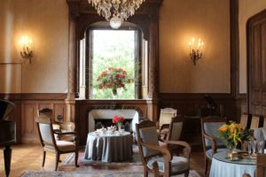 Photo de La Baronnière : la cheminée surmontée d'une fenêtre dans le salon du château XIXème