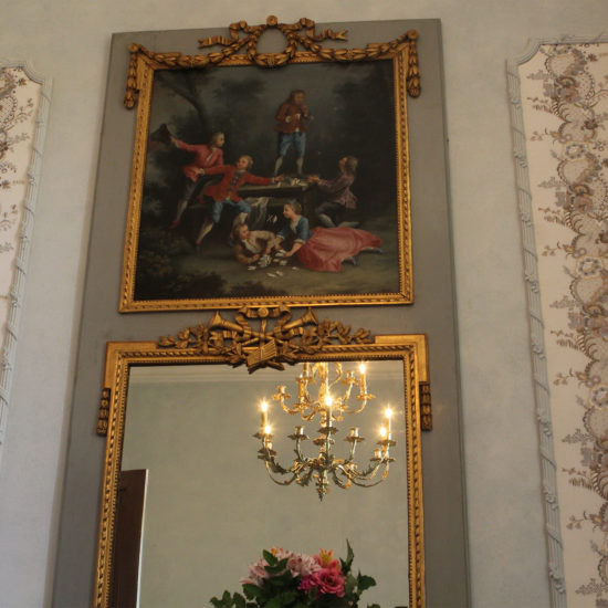 Photos du château de La Baronnière : le trumeau peinture et miroir de la chambre Louis XVI
