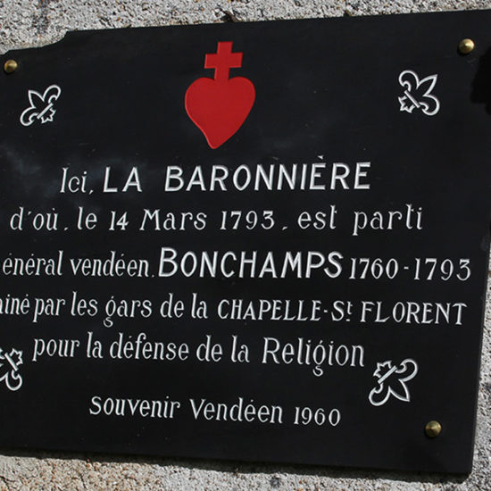 Photos de La Baronnière : la plaque du Souvenir vendéen posé en 1960 en mémoire de Bonchamps sur la façade de la chapelle