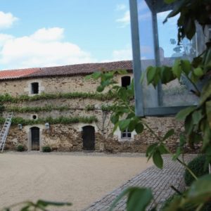 La cour carrée XVIIème : découvrez les lieux remarquables et l'histoire du château de La Baronnière.