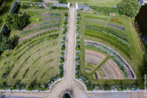 Photos de La Baronnière : le jardin potager en amphithéâtre vu du ciel