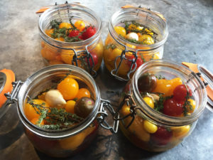 La Baronnière - Conserve de tomates : ajoutez de l'ail, du thym et de l'huile d'olive