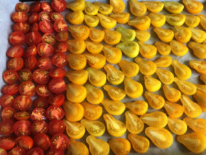 La Baronnière - Tomates séchées : répartissez-les sur la plaque
