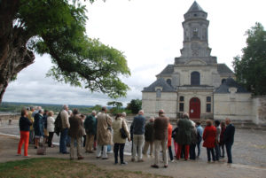 Les VMF 79 sur le parvis de l'abbatiale de Saint-Florent-Le-Vieil sur les pas de Bonchamps
