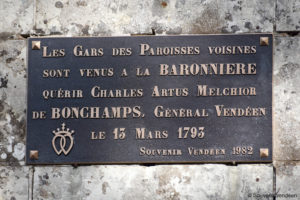 Guerre de Vendée : la plaque mémorielle restaurée sur le pilier de la grille d'entrée de La Baronnière
