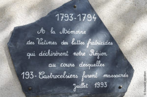 À l’église de Champtoceaux (Maine-et-Loire), recueillement du Souvenir vendéen, le 30 septembre 2017, devant la plaque en mémoire des victimes de la Révolution.