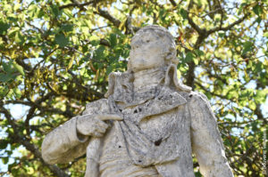 Recueillement du Souvenir vendéen devant la statue de Charette de La Contrie, héros des Guerres de Vendée, devant l’église de Couffé dans le Maine-et-Loire.