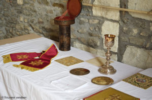 Les reliques de l'abbé Guillet de la Brosse en la chapelle Sainte Apolline à Drain (Maine-et-Loire) lors de la Journée d'automne du Souvenir vendéen le 30 septembre 2017.
