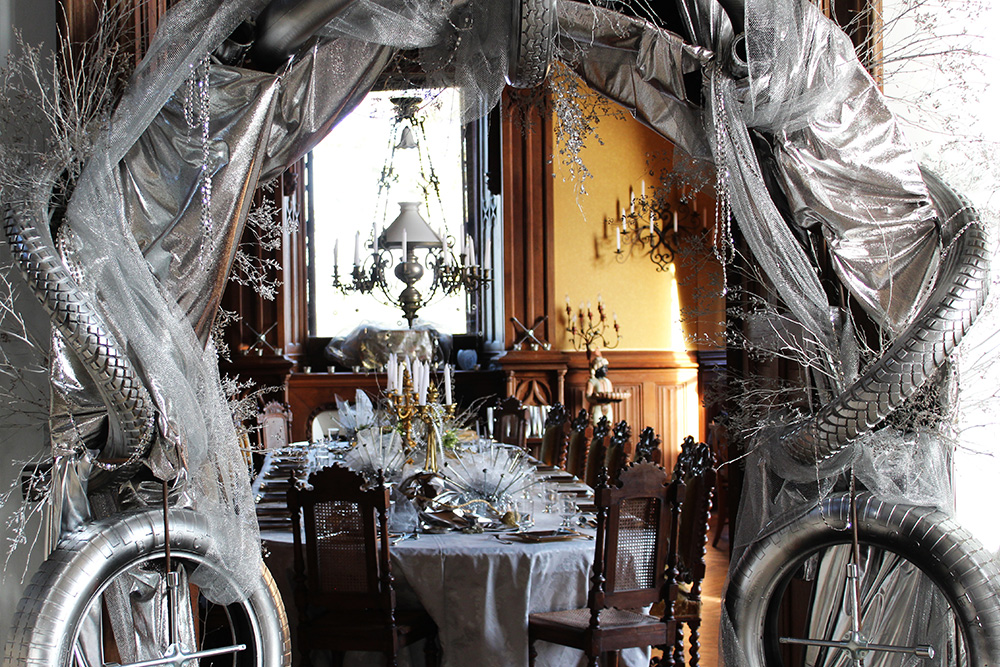 Pour le Nouvel An à La Baronnière, les invités passent sous une arche de pneus pour entrer dans la salle à manger.