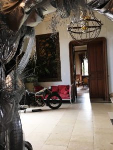 Une moto Terrot et un lustre mécanique dans le hall d'entrée de La Baronnière à l'occasion du Nouvel An.