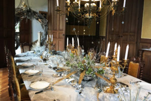 La table de la salle à manger or et argent pour le Nouvel An à La Baronnière.