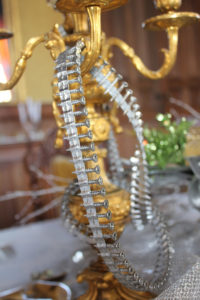 Les chandeliers sont habillés de chaînes de vis pour le Nouvel An à La Baronnière.