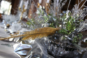 Pour le décor du Nouvel An, le bouquet central est composé de bouquets de vis et de palmes or.