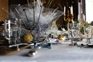 Pour ce Nouvel An mécanique à La Baronnière, des vis de charpente dorées et argentées sont utilisées pour faire des bouquets et des boulons servent de porte-couteaux.