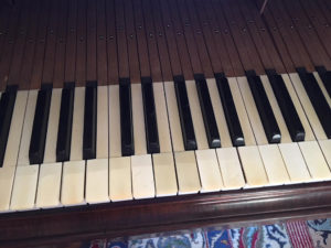 Le clavier du piano Erard après restauration.