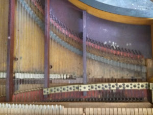 Les cordes du piano de La Baronnière avant restauration.