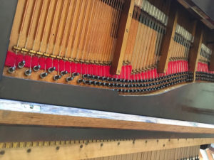 Table d'harmonie, cadre et cordes du piano restauré.