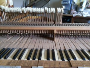Les marteaux et les touches du piano de La Baronnière avant restauration.